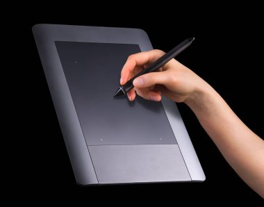 Elle tutulan dijital grafik kalem ve çizim tableti siyah üzerine izole