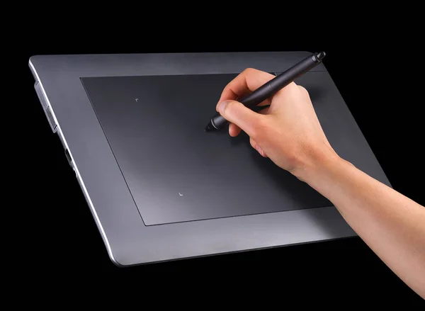 Mão segurando caneta gráfica digital e desenho tablet gráfico isolado em preto — Fotografia de Stock