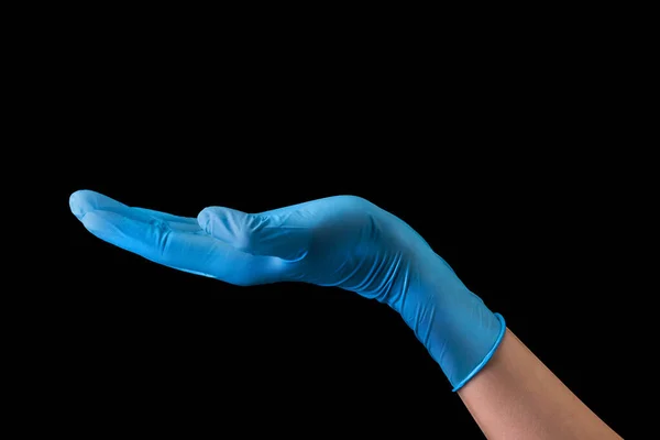 Médecins main dans des gants médicaux stériles montrant quelque chose isolé sur noir — Photo