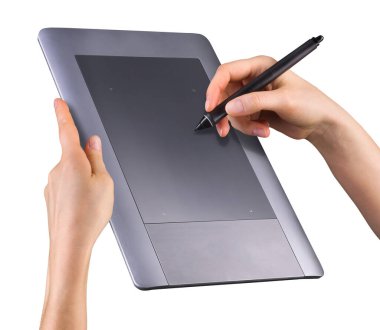 Elle tutulan dijital grafik kalem ve beyaz üzerine izole edilmiş grafik tableti