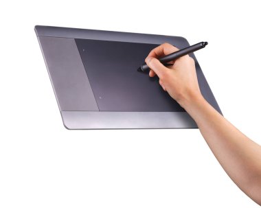 Elle tutulan dijital grafik kalem ve beyaz üzerine izole edilmiş grafik tableti