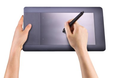 Elle tutulan dijital grafik kalem ve beyaz üzerine izole edilmiş grafik tableti