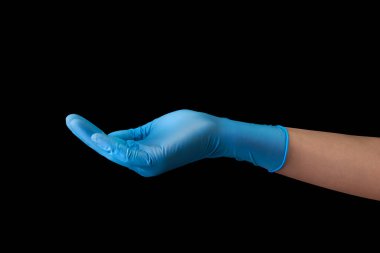 Doktorlar steril tıbbi eldiven veriyorlar. Siyah üzerine izole edilmiş bir şey var.