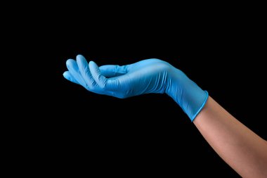 Doktorlar steril tıbbi eldiven veriyorlar. Siyah üzerine izole edilmiş bir şey var.