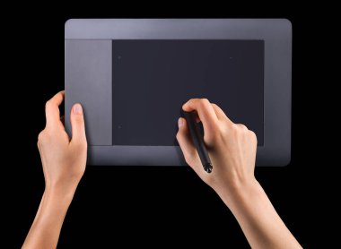 Elle tutulan dijital grafik kalem ve çizim tableti siyah üzerine izole