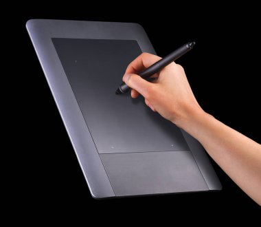 Elle tutulan dijital grafik kalem ve çizim tableti siyah üzerine izole