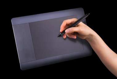 Elle tutulan dijital grafik kalem ve çizim tableti siyah üzerine izole