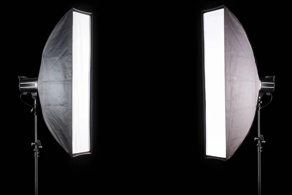 Soportes de iluminación de estudio fotográfico con flash y softbox aislados en el negro. —  Fotos de Stock
