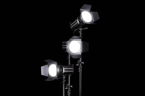 Fotografia flash estúdio em um suporte de iluminação isolado em fundo preto. — Fotografia de Stock