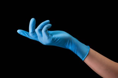 Doktorlar, siyah üzerine izole edilmiş, parmak ucuyla işaret eden tıbbi eldivenleri teslim ederler.