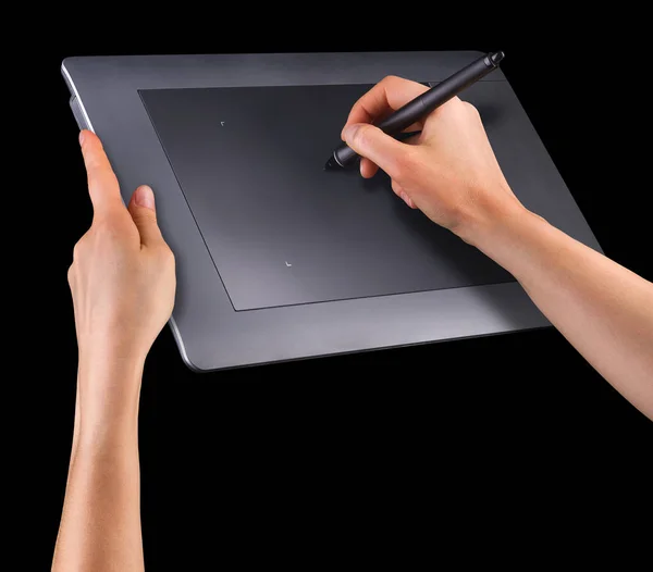 Ręczne trzymanie cyfrowego pióra graficznego i tabliczki rysunkowej izolowane na czarno — Zdjęcie stockowe