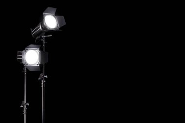 Fotoğraf stüdyosu flaşı siyah arka planda izole edilmiş bir aydınlatma tezgahında..