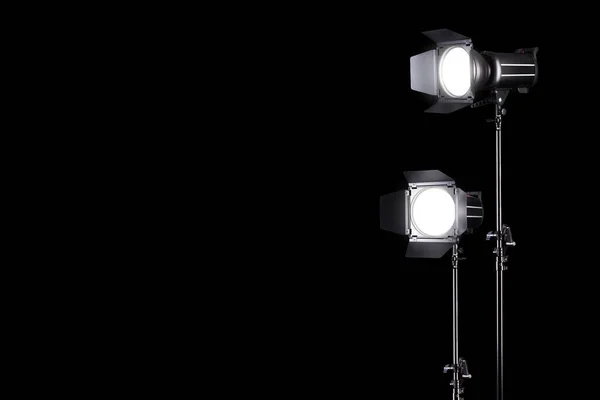 Fotografie studio flitser op een lichtstandaard geïsoleerd op zwarte achtergrond. — Stockfoto