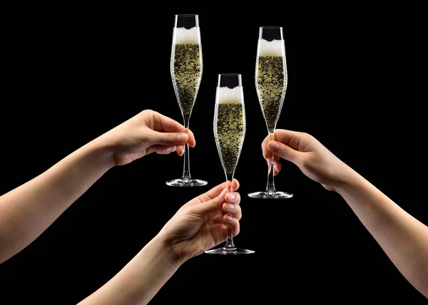 Uppsättning händer håller glas av mousserande champagne isolerad på svart. — Stockfoto