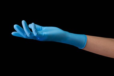 Doktorlar steril tıbbi eldiven veriyorlar. Siyah üzerine izole edilmiş bir şey var.