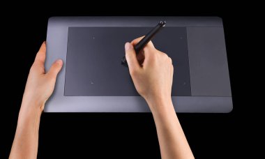 Siyah arkaplanda izole edilmiş resimciler, tasarımcılar ve fotoğrafçılar için dijital grafik kalem ve çizim tableti
