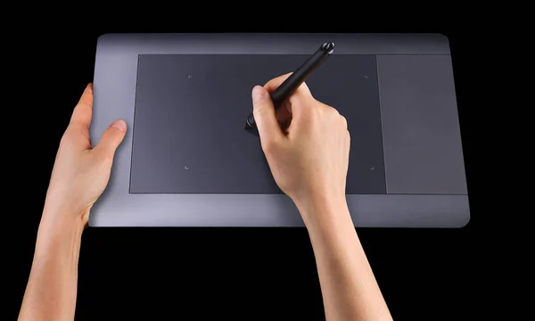 手握数字图形笔和绘图板 供在黑色背景下隔离的插画家 设计师和摄影师使用 — 图库照片
