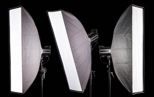 Zestaw Studio Fotograficzne Flash Softbox Izolowane Czarnym Tle Lampą Urządzenia — Zdjęcie stockowe