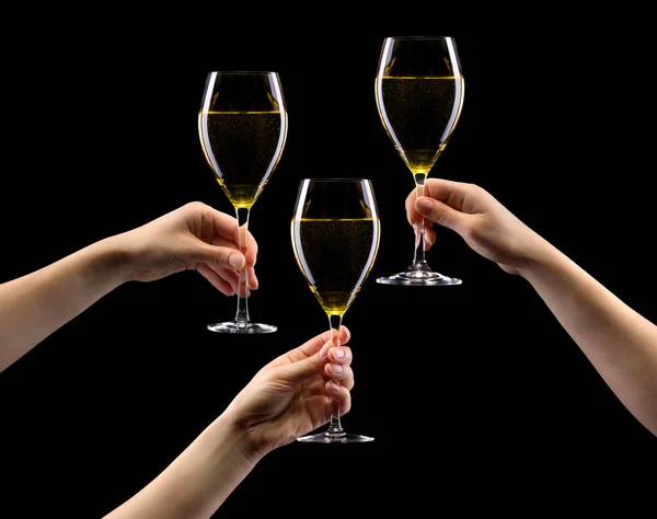 黒の背景に隔離された白ワイングラスを持つ手のセット — ストック写真