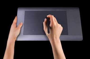 Siyah arkaplanda izole edilmiş resimciler, tasarımcılar ve fotoğrafçılar için dijital grafik kalem ve çizim tableti