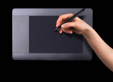 Siyah arkaplanda izole edilmiş resimciler, tasarımcılar ve fotoğrafçılar için dijital grafik kalem ve çizim tableti