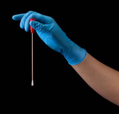 Doktorun elinde Coronavirus COVID 19 ile test tüpü tutan tıbbi eldivenler var. Siyah arka planda, kırpma yolu ile izole edilmiş. Salgın ve virüslere karşı korunma kavramı.