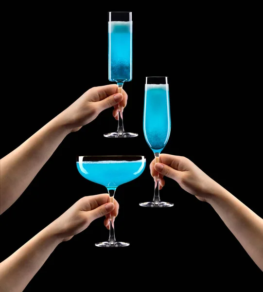 Sada Rukou Olding Sklo Modré Šumivé Šampaňské Izolované Černém Pozadí — Stock fotografie
