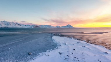 Buzlu, karlı bir manzaranın muhteşem bir resmi.