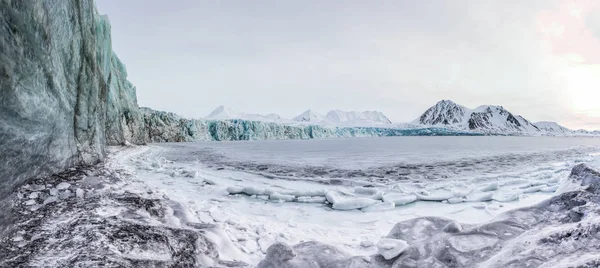 Kuzey Kutbu manzarasının panoramik resmi