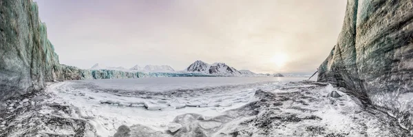 Kuzey Kutbu manzarasının panoramik resmi