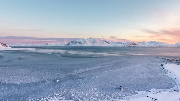 Buzlu, karlı bir manzaranın muhteşem bir resmi.