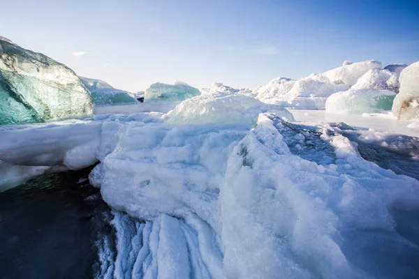 Buz parçaları ve buz saçaklarının muhteşem bir resmi.
