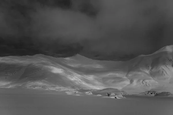 多雪的山景 灰暗的云彩 — 图库照片