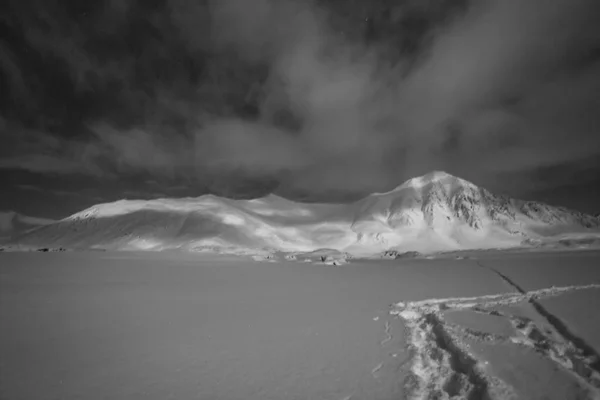Картина Сніжного Пейзажу Пагорбами Низькими Хмарами Сірих Тонах — стокове фото