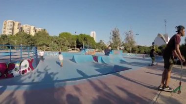 Çocuklar bir tekme Skatepark kase Steadicam içinde sürme