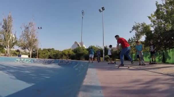 Скейтбордист меняет скейтборд в медленном движении — стоковое видео
