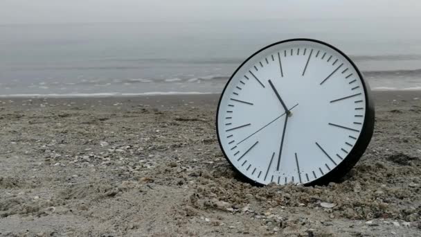 Concepto de tiempo, Reloj en la playa de arena, Antecedentes Hombre Mar Cielo — Vídeo de stock