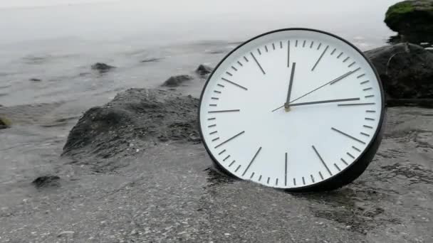 Concetto di tempo sfondo, Orologio Roccia Pietra Sabbia Spiaggia Mare Oceano Onda — Video Stock