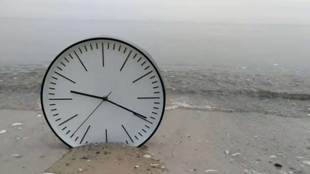 Antecedentes del concepto de tiempo, reloj blanco en el mar de arena de agua — Vídeo de stock