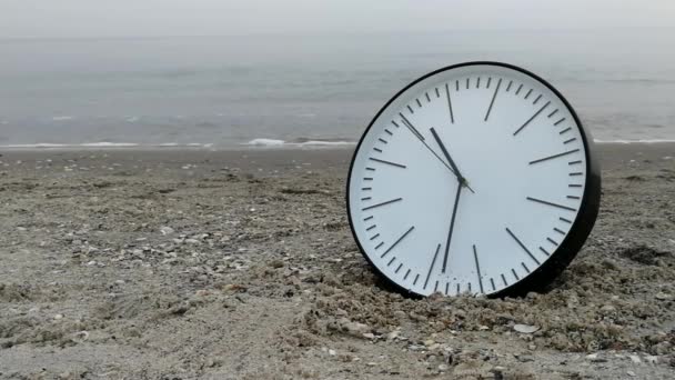 Tid koncept, klockan i sandstrand, hav himmel bakgrund — Stockvideo