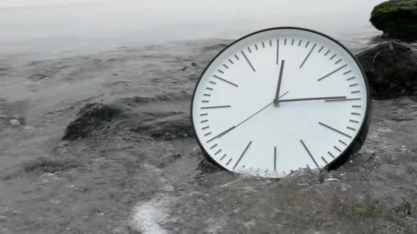 Tempo conceito fundo, branco relógio de parede w setas pretas na praia de areia mar oceano — Vídeo de Stock