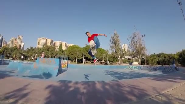 Adolescente che vola su Skateboard in Skatepark Bowl — Video Stock