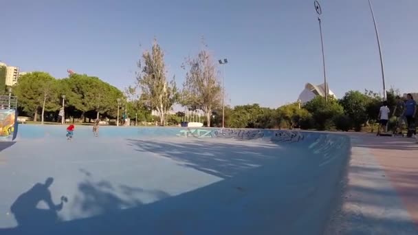 Niños montando una tabla de patinaje en el Skate Park Bowl — Vídeos de Stock