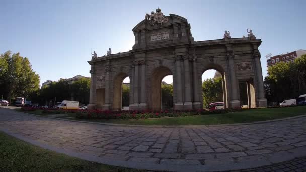 Triumphal arch Puerta de Alcala Gate monument i Madrid — Stockvideo