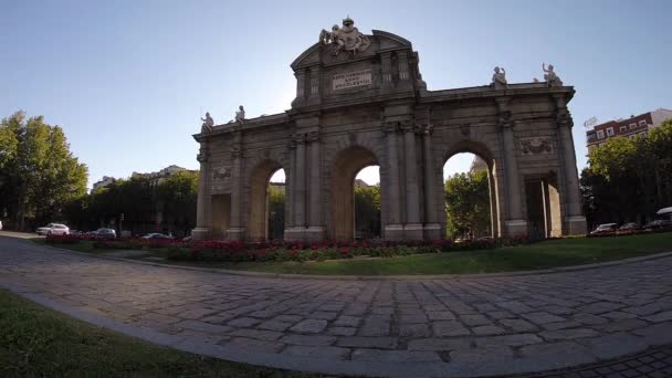 Paar wandelen Triumphal arch Puerta de Alcala Madrid — Stockvideo