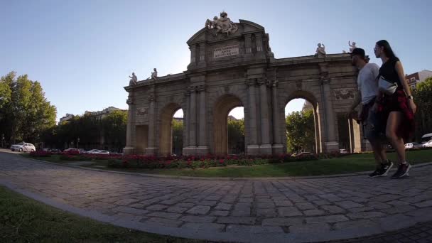 Couple Walking Triumphal arch Puerta de Alcala Madrid Slow Motion — Stock Video