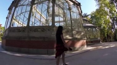 Kız yürüyüş Kristal Sarayı, Buen Retiro Park, Madrid, İspanya