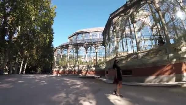 Kız yürüyüş Kristal Sarayı, Buen Retiro Park, Madrid, İspanya — Stok video