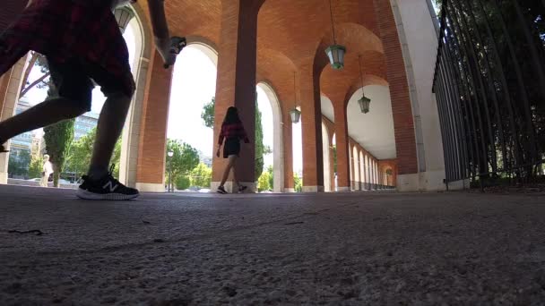 Kameraman çekim genç çekici Gimbal arka plan sütunları Madrid kullanarak Model — Stok video