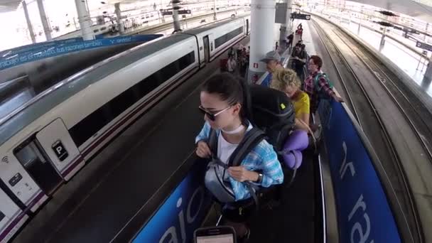 Люди, що стоять на русі вгору ескалатора в Мадриді вокзал Аточа — стокове відео